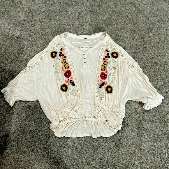 FREE PEOPLE - beautiful crochet boho top with crochet pattern. - Picture 1 of 4